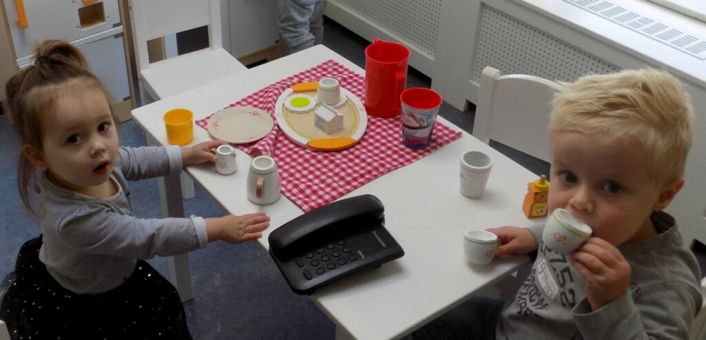 Kinderen spelen met kopjes, bij TintelTuin.