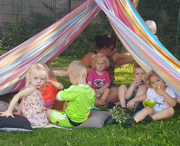 Hut bouwen en lekker eten, bij KDV De Ooievaar