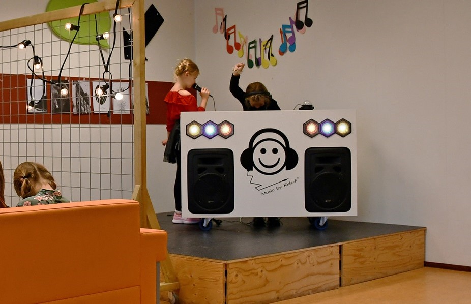 DJ optreden en zingen, bij BSO Het Koraal-Kreerijk
