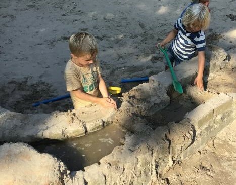 Buiten spelen in het zand, bij BSO Het Schatrijk.