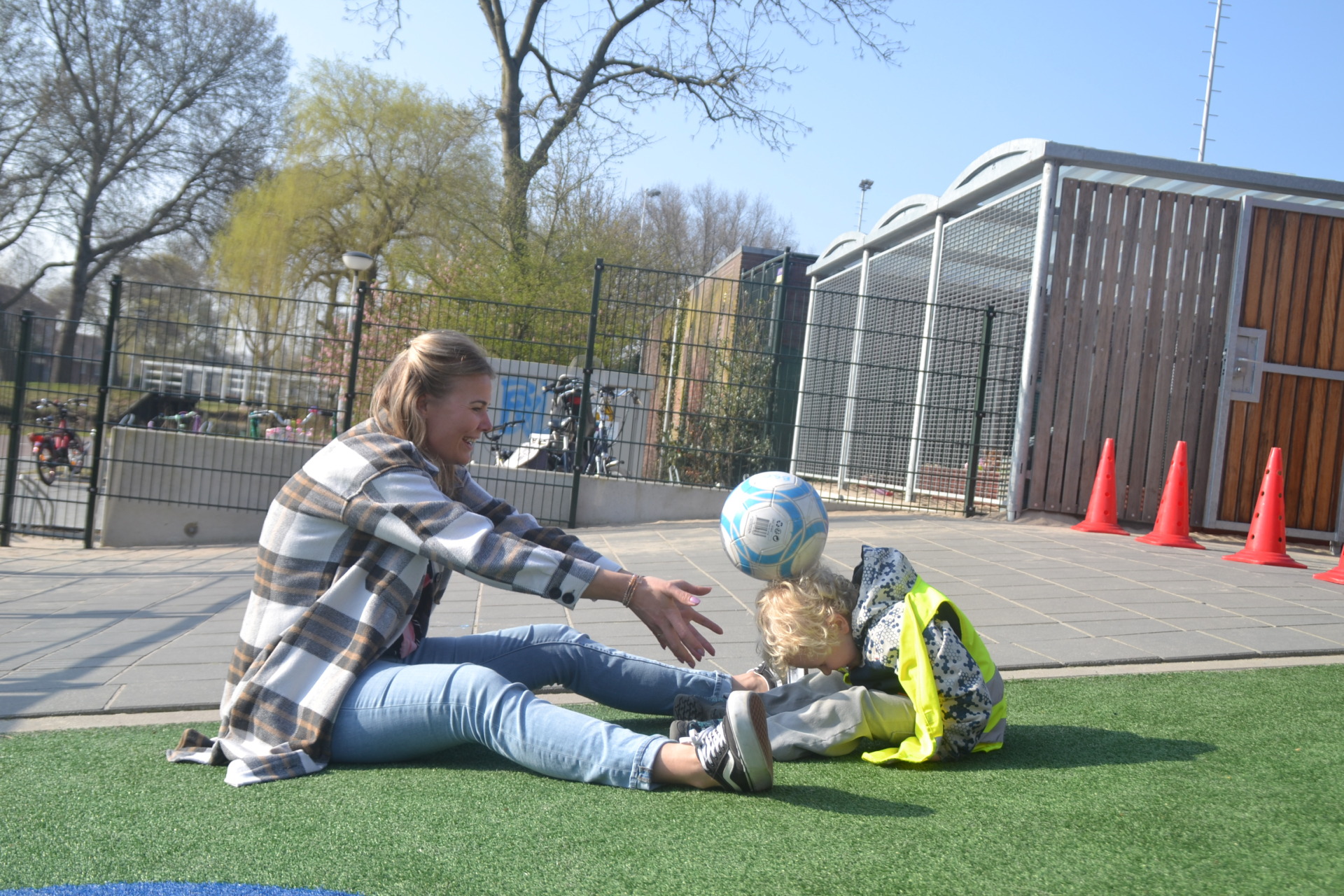Buiten spelen met de bal, bij BSO De Hoeksteen.